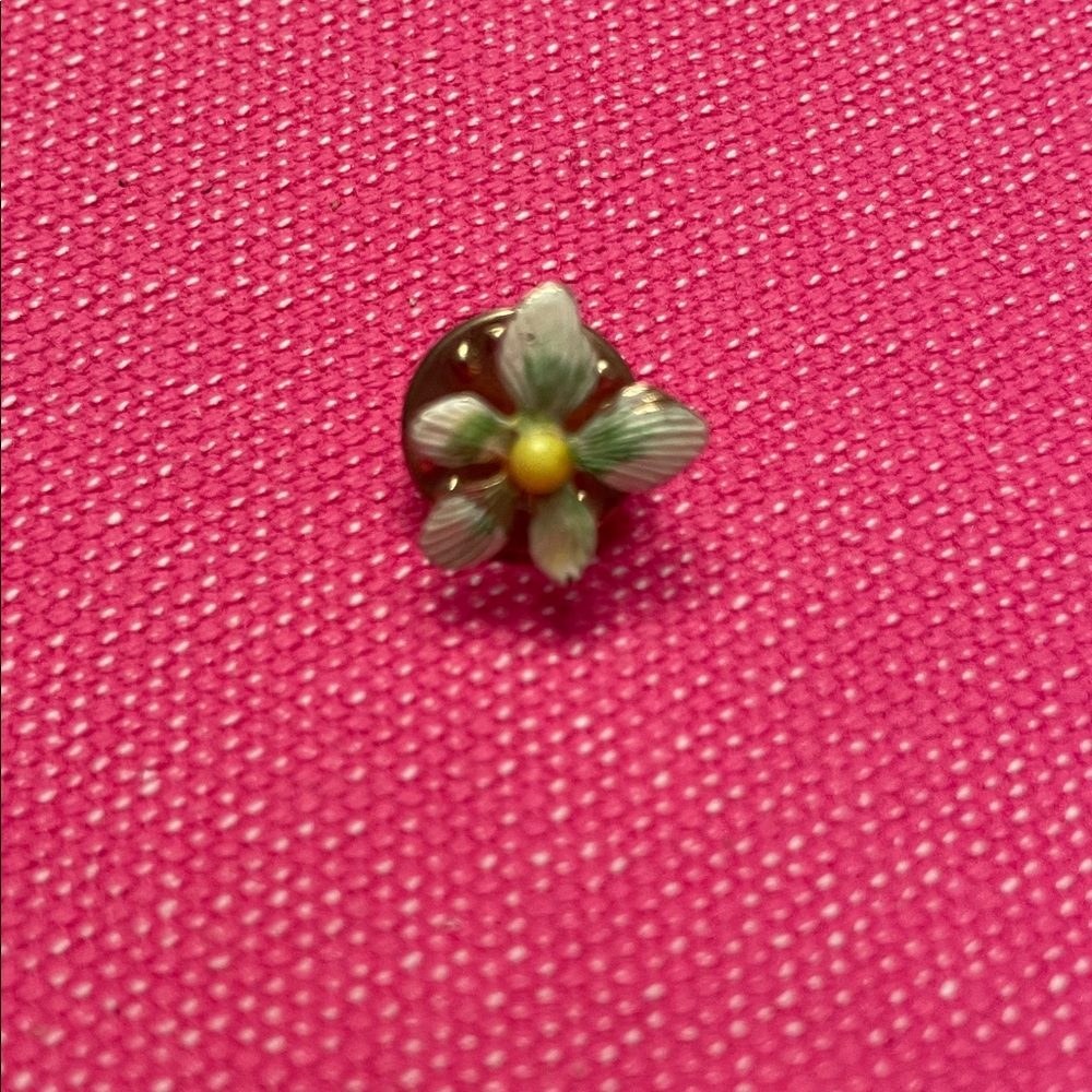 Vintage floral lapel pin in enamel